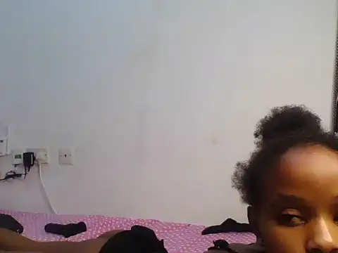 squirty-doll254 live cam on StripChat