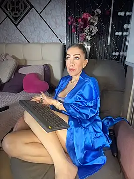 EvelinaGrey live cam on StripChat