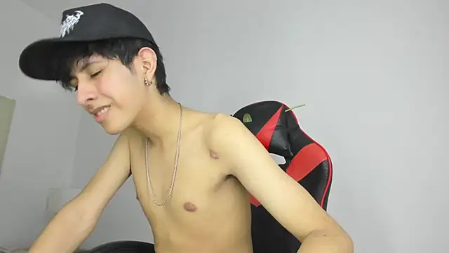 julian_xx (M twink) - Use Male Masturbator!!!