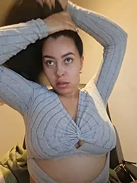 Luianna live cam on StripChat
