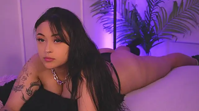 Gloomydoll live cam on StripChat