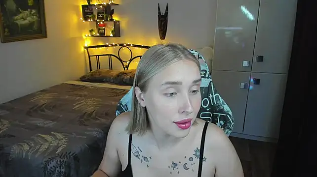 CrazyBitchInLace live cam on StripChat