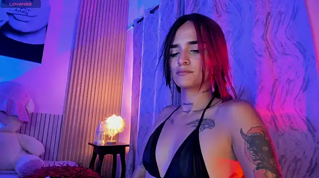 _ravynrouge1 live cam on StripChat
