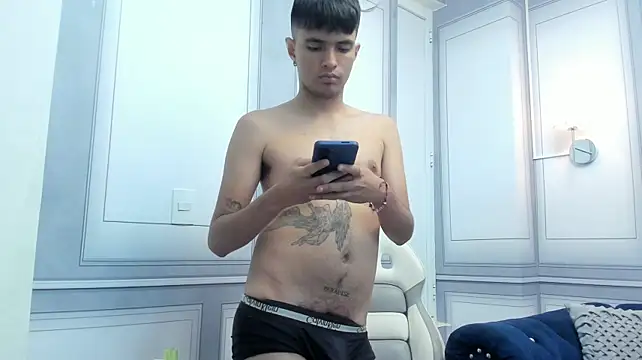 Elioth_18 live cam on StripChat