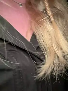 LinaLeana live cam on StripChat