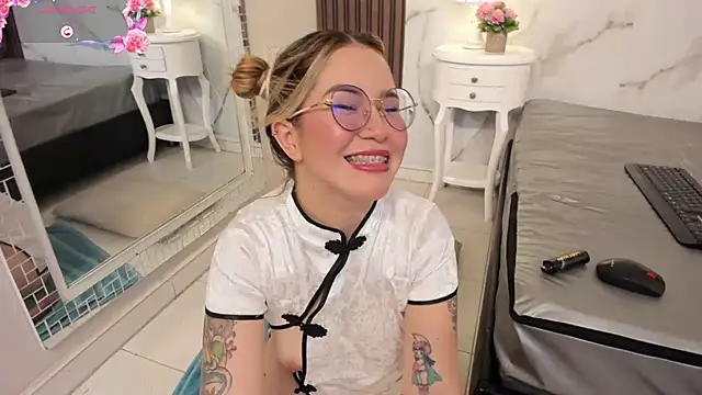 Annyhathatway live cam on StripChat