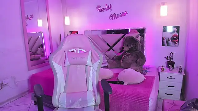 Karly_moon live cam on StripChat