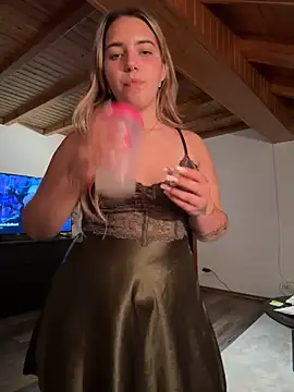 Naomi-Klein live cam on StripChat
