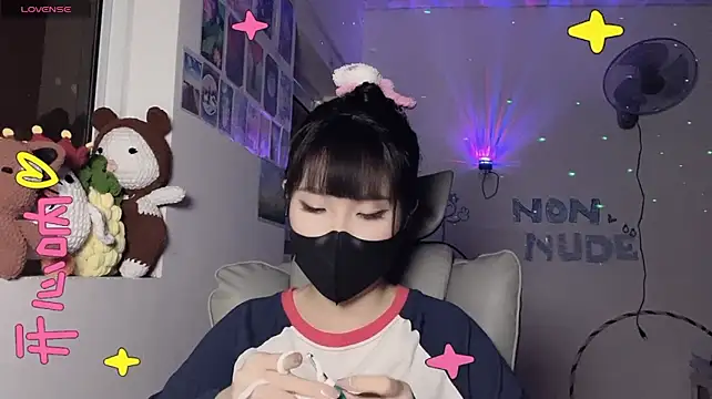 Tieu-May live cam on StripChat