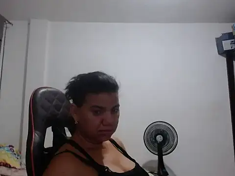 Adriana_0312 live cam on StripChat