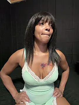 Webcam Model(Rakiyahcharms) is live