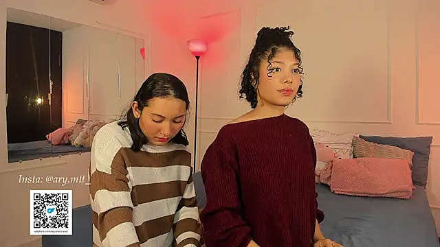 sweetgirlssx (G young) - Lick each other boobs😋