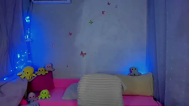 YourLizzyDoll live cam on StripChat