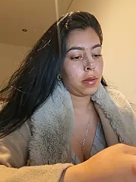 Luianna live cam on StripChat
