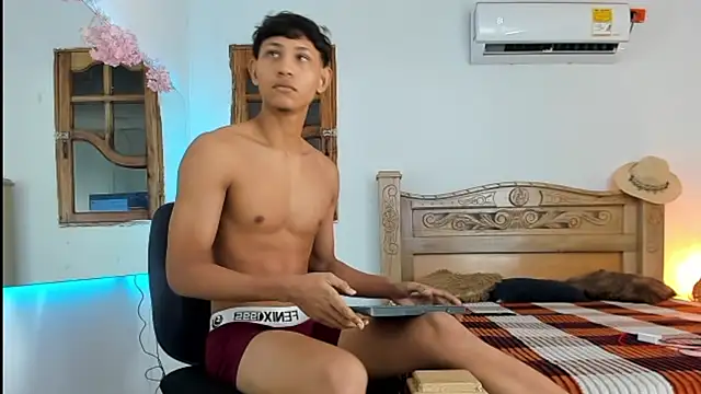 nedye_rouss live cam on StripChat