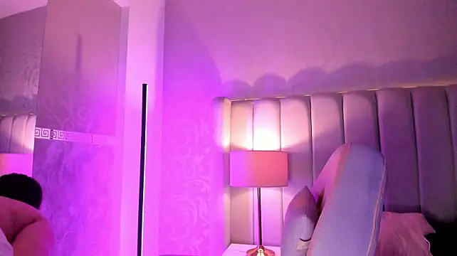 MadeleynRose live cam on StripChat