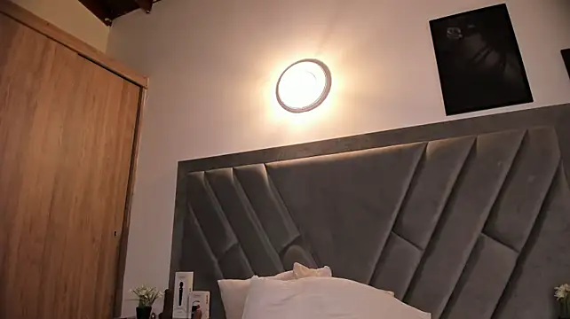 brenda_nova18 (F young) - open ass and sit in you face