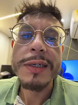 andrewlopezz live cam on StripChat
