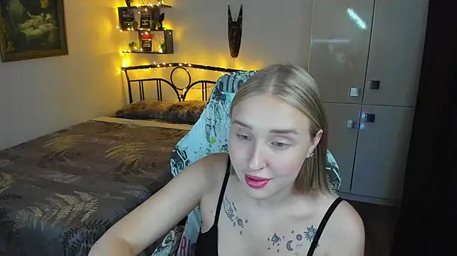 CrazyBitchInLace live cam on StripChat