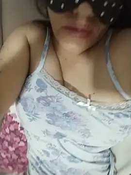 Nergiz2135 live cam on StripChat