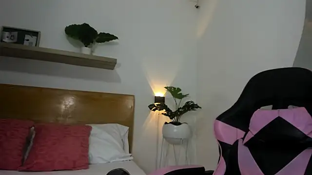 valeryn__rosse live cam on StripChat