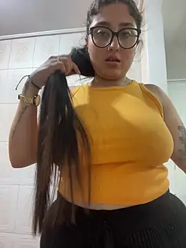 croftsmila (F young) - Fingers pussy in secret shh people here