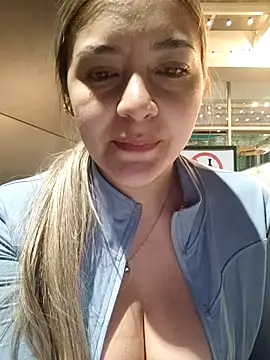 alana_69 (F young) - Show boobs 60 sec in the mall🔥