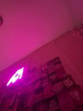 issawife_t live cam on StripChat