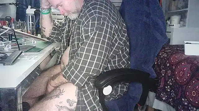 Tattooed_Dilf_01 live cam on StripChat