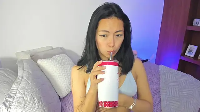 hanna_naoo_ (F teen) - Massage mi tits with cream