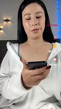 Emma_Hotkiss live cam on StripChat