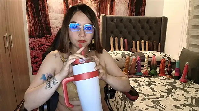 sofia23dirty live cam on StripChat