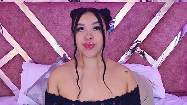 MarianaGarciaa__ live cam on StripChat