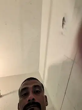 Cnutt310 live cam on StripChat