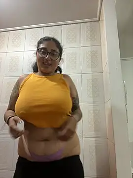 croftsmila (F young) - Fingers pussy in secret shh people here