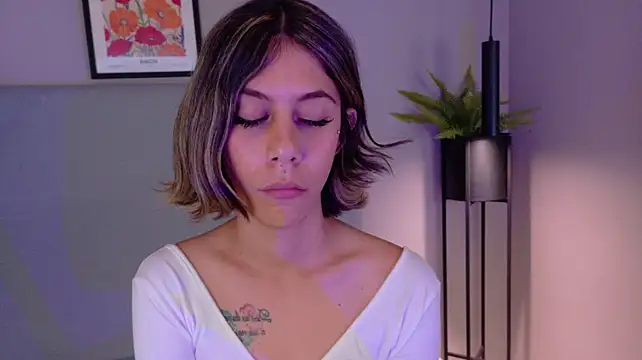 ZoeyPetit live cam on StripChat