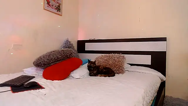 chika_hellar live cam on StripChat