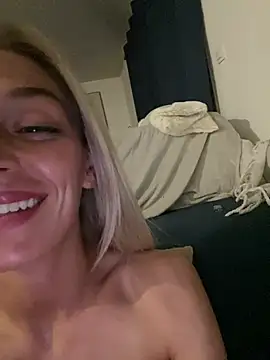 Webcam Model(Bellalolahot) is live