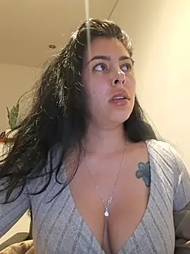 Luianna live cam on StripChat