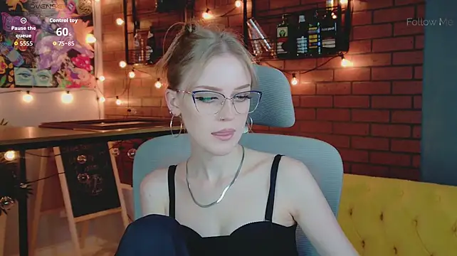 KiraMontoya live cam on StripChat