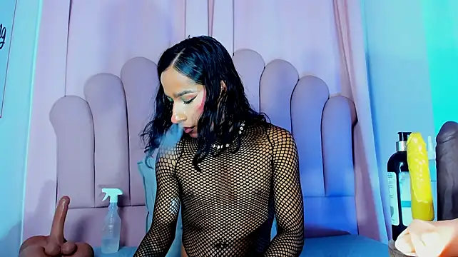 NicoleMadrird live cam on StripChat