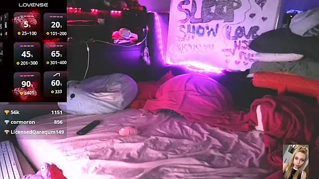 Blondiewithanass webcam