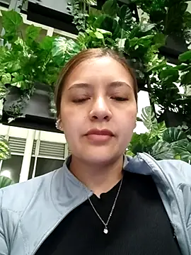 alana_69 (F young) - Take off my shirt+ Suck nipples in mall