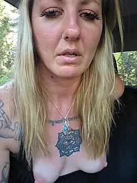 SheIsSomething live cam on StripChat