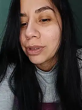 Lucia1002 live cam on StripChat