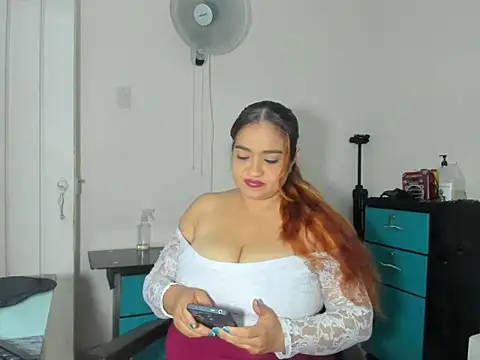 HUGEBOOBS_MILF live cam on StripChat