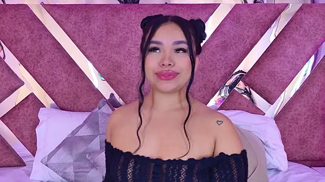 MarianaGarciaa__ live cam on StripChat