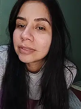 Lucia1002 live cam on StripChat