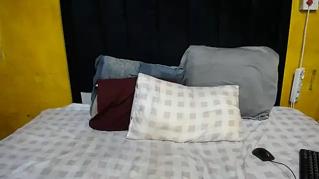 Mickeyricky23 live cam on StripChat