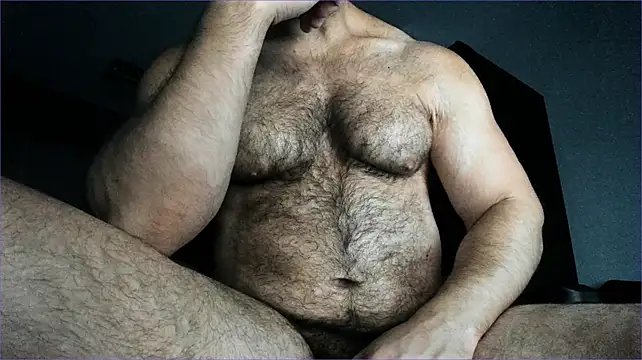 Hugealphabeast live cam on StripChat